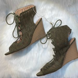 NWT Report Collection Sage Laser-Cut Corset Wedge Peep Toe Sandal